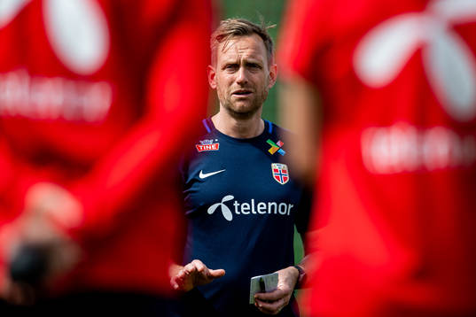 Martin Sjögren, head coach of Norway, at a training session