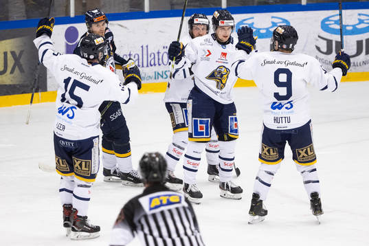 Visby/Romas Mikael Hedlund jublar med Ryker Leer och Teemu