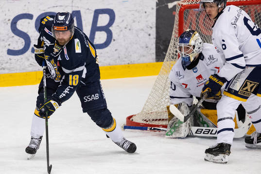 Borlänges Rikky Hanspers och Visby/Romas målvakt Daniel