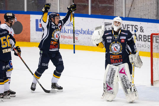 Borlänges målvakt Alexander Johansson jublar med