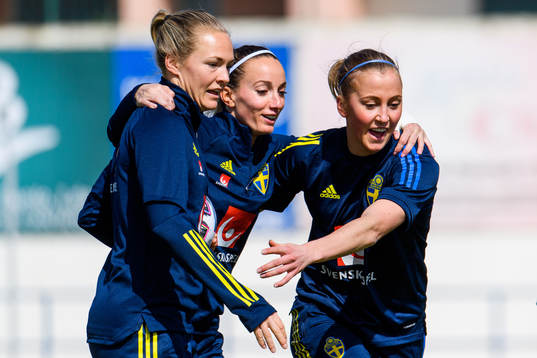 Magdalena Eriksson, Kosovare Asllani and Julia Karlernäs