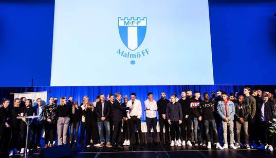 Dam- och herrlaget på scen