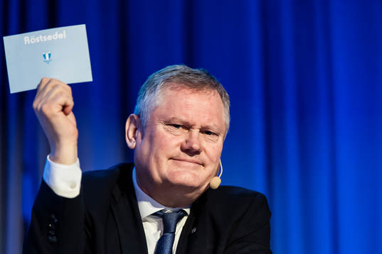 Malmö FFs ordförande Anders Pålsson håller upp en