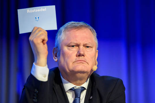 Malmö FFs ordförande Anders Pålsson håller upp en