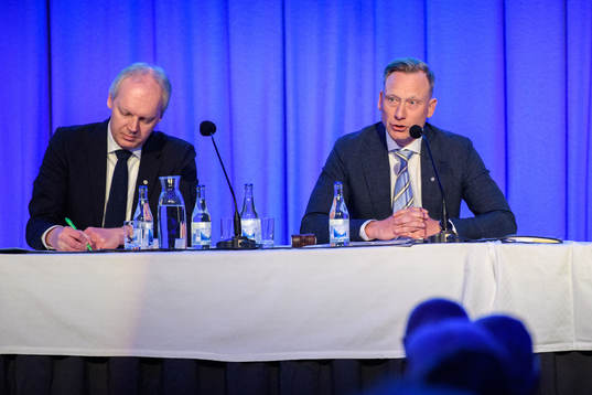 Sekreterare Pontus Hansson och mötets ordförande Hans