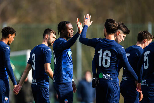 Helsingborgs Noel Mbo och Erik Figueroa jublar