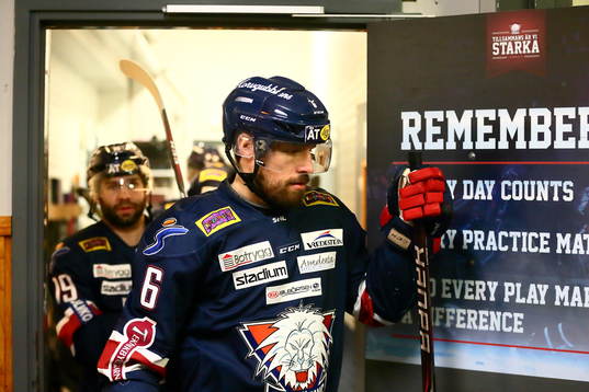 Linköpings Jonas Holös innan ishockeymatchen i SHL mellan