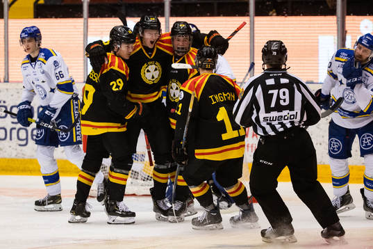 Brynäs Alexander Ljungkrantz jublar
