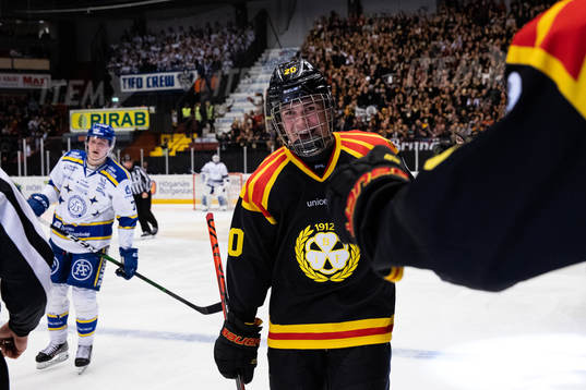 Brynäs Alexander Ljungkrantz jublar