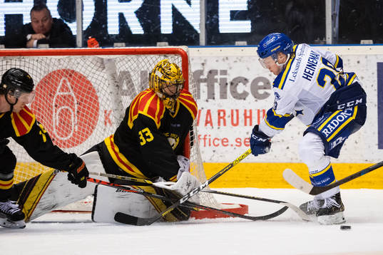 Brynäs målvakt Samuel Ersson och Leksands Emil Heineman