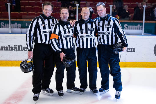 Linjedomare Henrik Pihlblad och Domare Patrik Sjöberg och