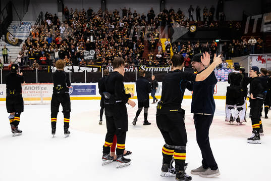 Brynäs spelarna tackar fansen