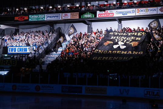 Brynäs och Leksands  publiken innan ishockeymatchen i SHL