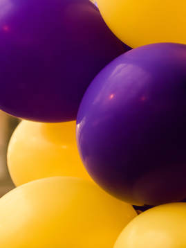 Lila gula ballonger