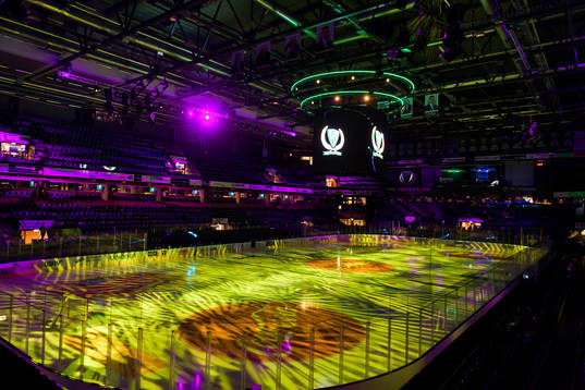 Löfbergs Arena är upplyst med lila och gult