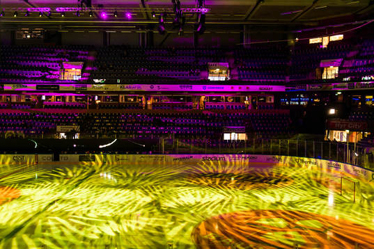 Löfbergs Arena är upplyst med lila och gult