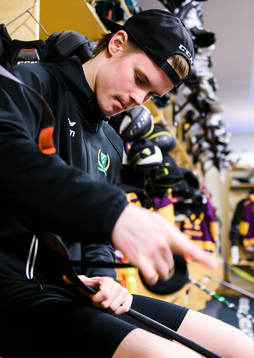 Färjestads Carl Jakobsson tejpar klubban