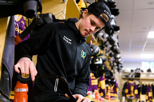 Färjestads Carl Jakobsson tejpar klubban