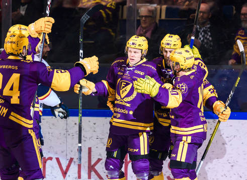 Färjestads Daniel Viksten jublar med lagkamrater