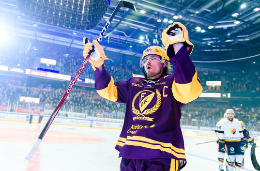 Färjestads Linus Johansson jublar