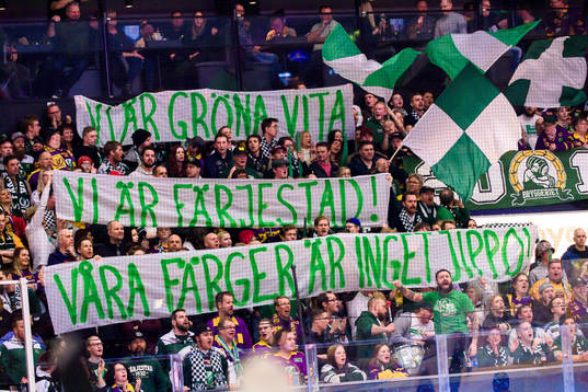 Färjestads supportrar håller upp en banderoll med text på