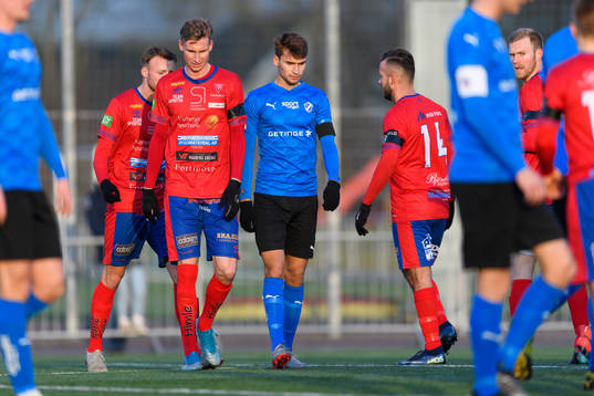 Tvååkers Eric Nilsson och Halmstads Rasmus Wiedesheim-Paul