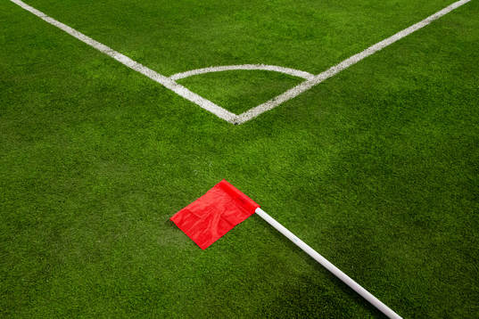 En hörnflagga på konstgräs