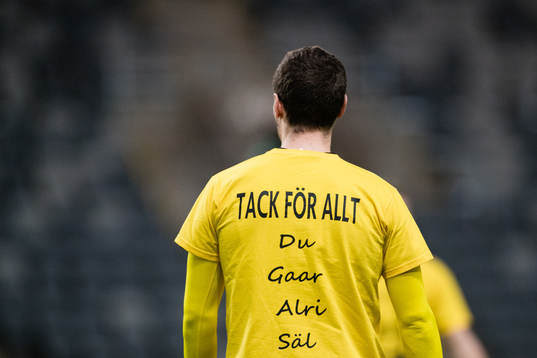 Text på baksidan av en tshirt på en Mjällbyspelare