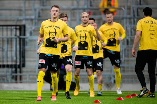 Mjällbys Jesper Löfgren med lagkamrater