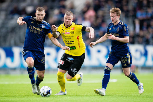 Mjällbys David Löfquist i kamp om bollen med Djurgårdens