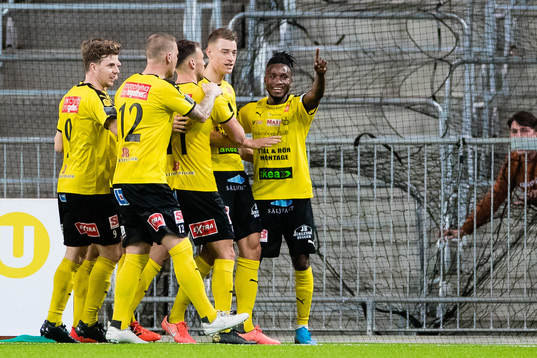 Mjällbys  Jesper Löfgren och Mamudu Moro jublar