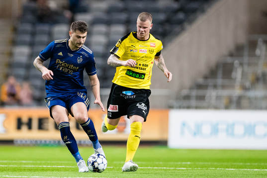 Djurgårdens Astrit Ajdarevic och Mjällbys David Löfquist