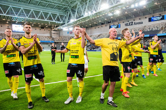 Mjällbys spelare jublar med lagledare Ronny Ryberg
