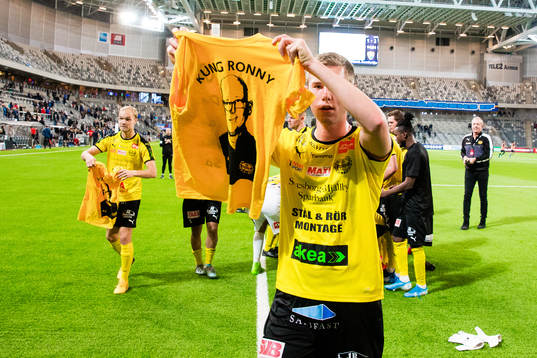 Mjällbys spelare jublar med en t-shirt