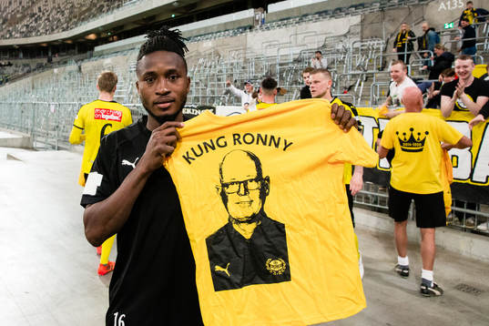 Mjällbys Mamudu Moro med en tshirt
