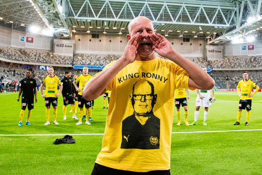 Mjällbys lagledare Ronny Ryberg jublar