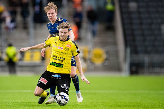 Djurgårdens Elliot Käck och Mjällbys Joel Nilsson