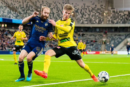 Djurgårdens Curtis Edwards och Mjällbys Eric Björkander