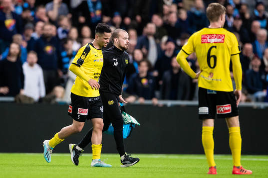 Mjällbys Mohanad Jeahze lämnar planen med en skada