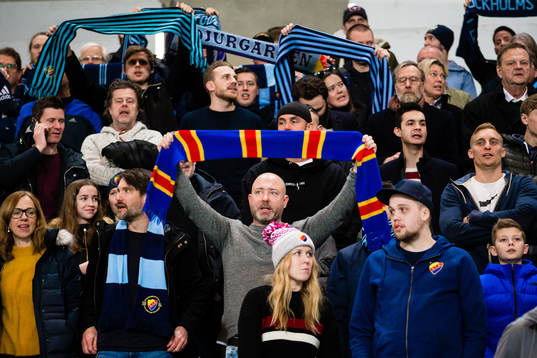 Djurgårdens supportrar med halsdukar