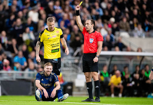 Mjällbys David Löfquist för ett gult kort av domare