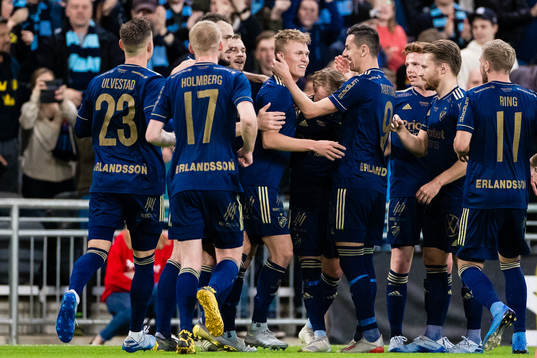 Djurgårdens Jonathan Augustinsson jublar med lagkamrater