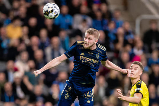 Djurgårdens Kalle Holmberg med en nick mot mål