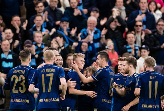 Djurgårdens Jonathan Augustinsson jublar med lagkamrater