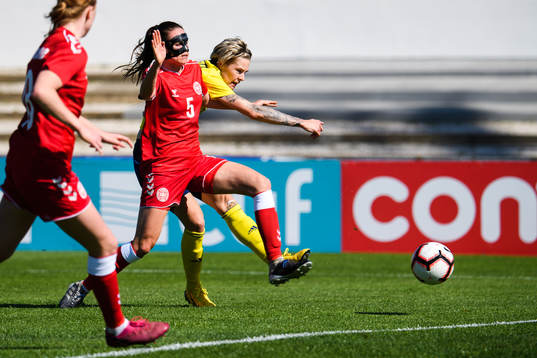 Lina Hurtig of Sweden scores the 1-0 goal infront of Simone