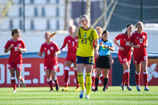 Julia Karlernäs of Sweden looks dejected