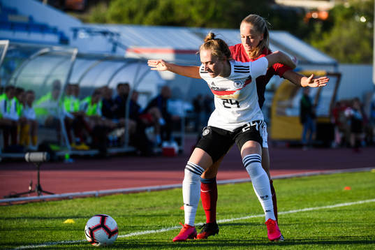 Amalie Eikeland of Norway and Sophia Kleinherne of Germany