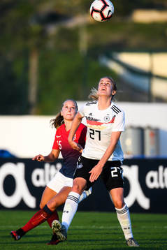 Lena Petermann of Germany and Amalie Eikeland of Norway