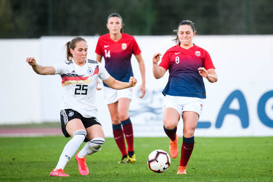 Sydney Lohmann of Germany and Vilde Bøe Risa of Norway