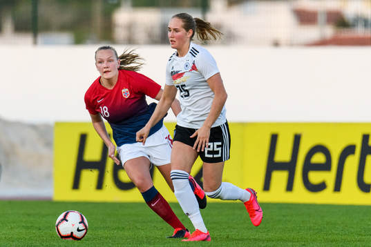 Frida Leonhardsen Maanum of Norway and Sydney Lohmann of